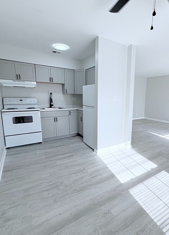 Building Photo - 3700 Chateau Ln