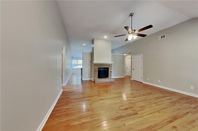 Building Photo - 345 E Willow Run