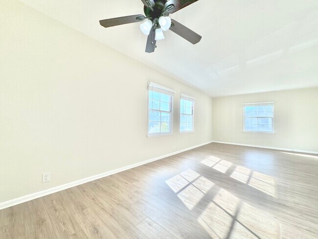Foto del edificio - 6851 Willoughby Ave