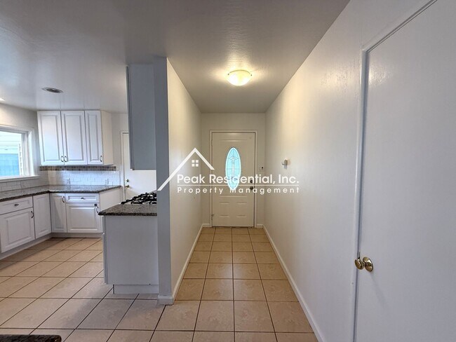 Foto del edificio - New paint, flooring and blinds. Large outd...