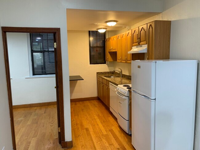 Building Photo - 204 Hemenway St