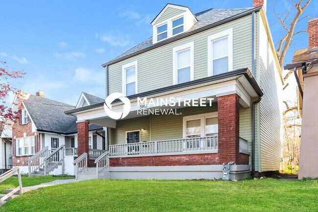 Foto del edificio - 4 Bedroom Pet-Friendly Home in Louisville, KY with Main Street Renewal