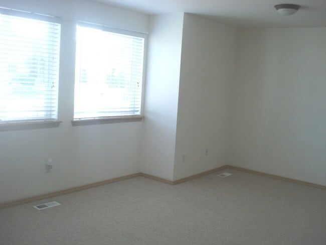 Foto del edificio - Beautiful 4 Bedroom Home on a Corner Lot i...