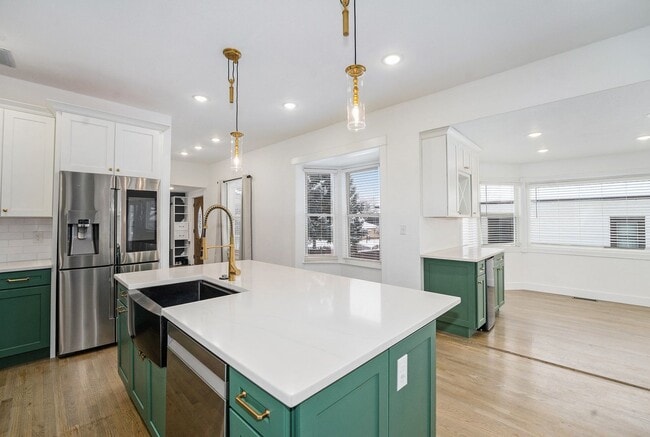 Foto del edificio - 4 Bed 2.5 Bath Available Now in Sloans Lake!