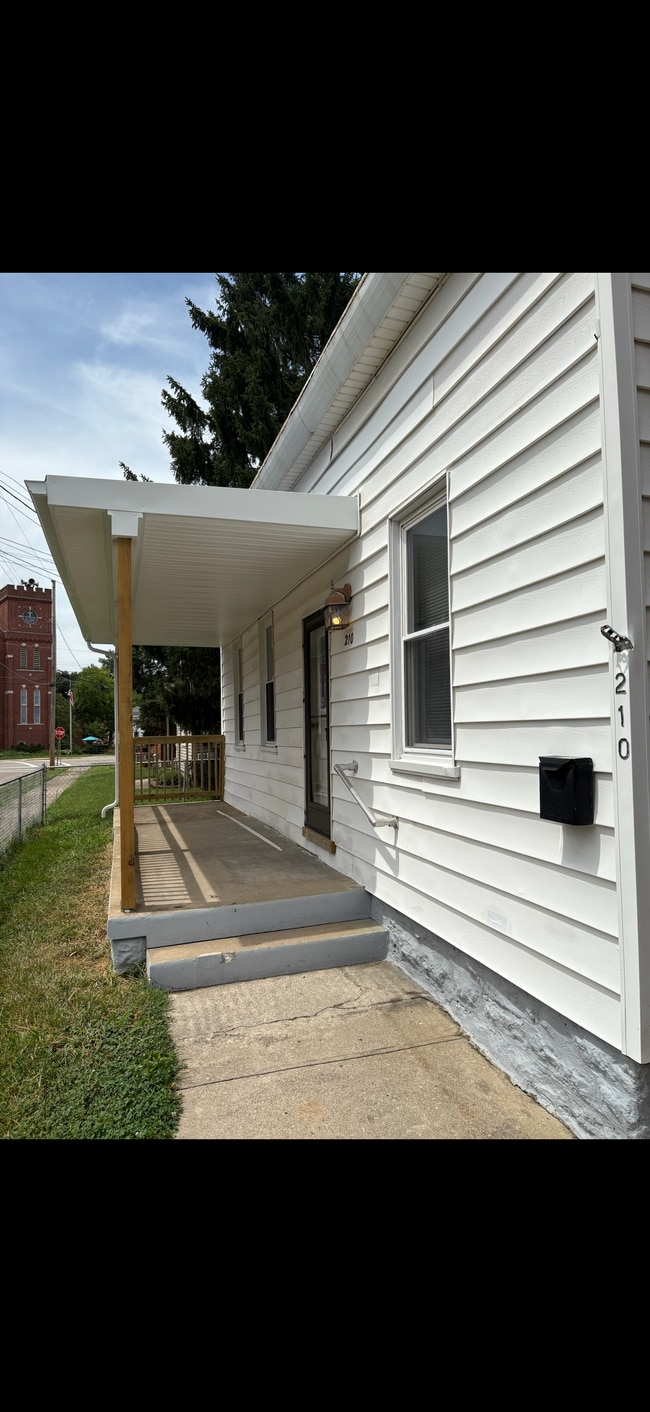 Building Photo - 210 Maple St