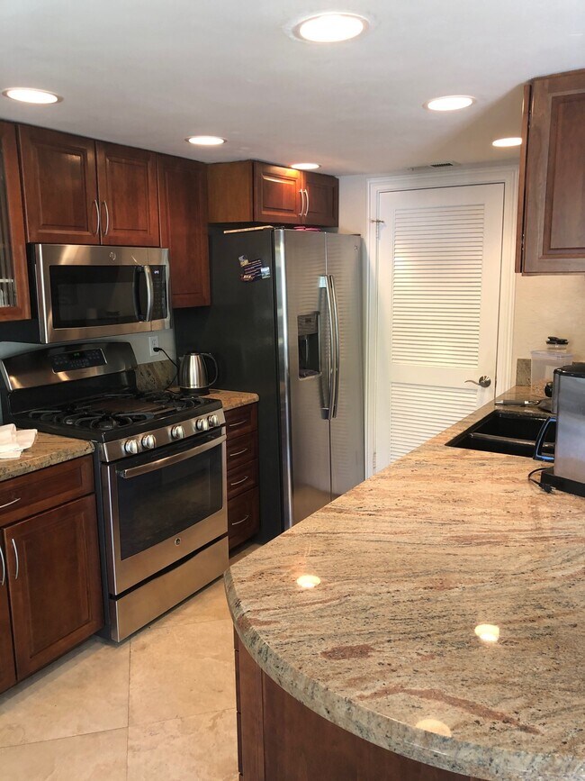 Building Photo - 7019 Goldenrod Way