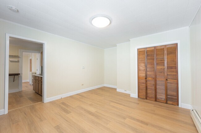 Sala de estar con armario de 1,80 m - 39 Homer Ave