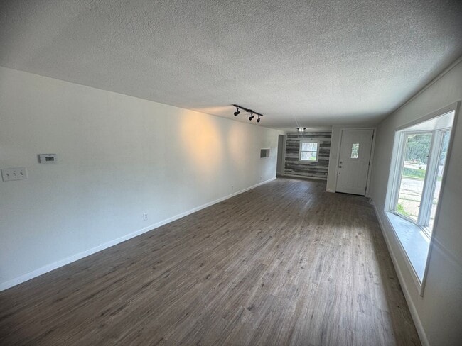 Building Photo - 3 Bedroom House in East Moline