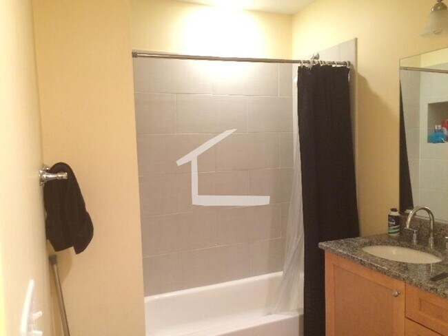 Building Photo - Newton Corner 3bd w/A/C & parking