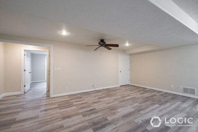 Foto del edificio - 3987 Lake Mountain Dr