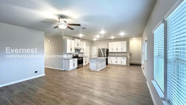 Foto del edificio - 5 Bed / 2 Bath Home with Fenced Yard & Garage / Pet-Friendly / Vouchers Accepted / Available Now!...