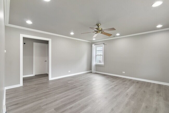Building Photo - 9201 Lynwood Dr