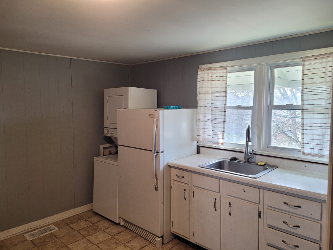 Kitchen with Washwer and Dryer - 595 Ross St