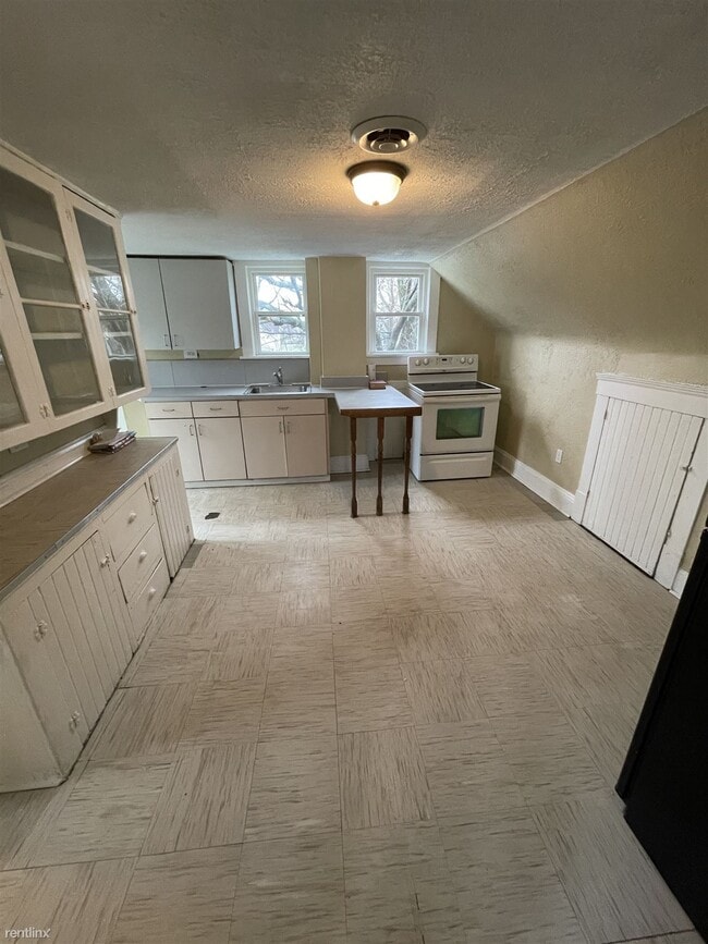 Building Photo - 2 br, 1 bath Duplex - 7111 Elton Avenue 2