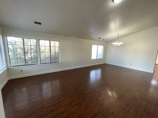 Foto del edificio - 4 Bed| 2 Bath | 1800 SF | Single Story | Tenant pays $175 monthly for WS&G