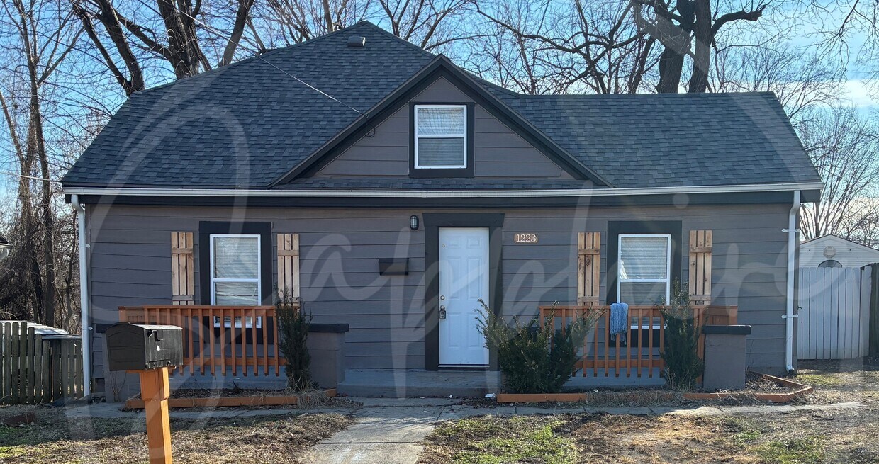 Building Photo - 1223 W Hayward Ave