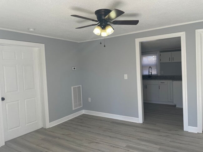 Building Photo - 2 Bed, 2 Bath newly renovated home located...