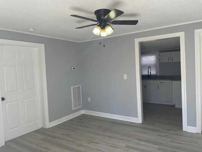 Foto del edificio - 2 Bed, 2 Bath newly renovated home located...