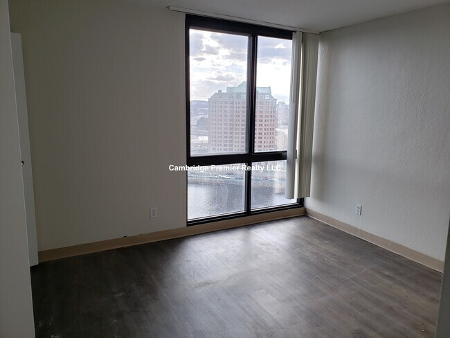 Building Photo - 812 Memorial Dr