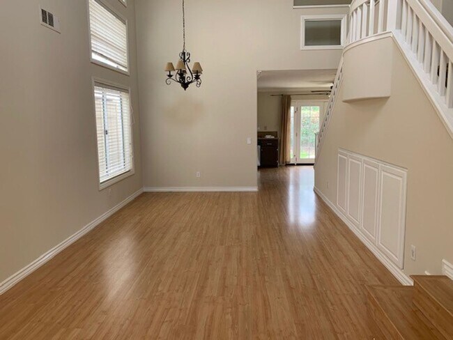 Building Photo - 4 Bed 2.5 Bath Home,