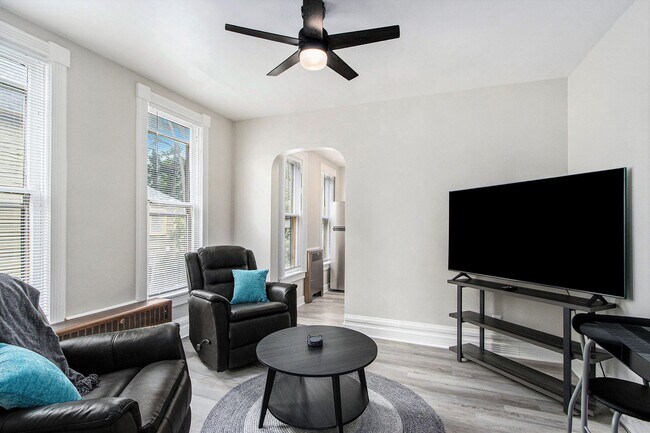 Building Photo - $1295 Tastefully furnished 1BR Apartment | All Utilities Paid + Deposit-Free Option!