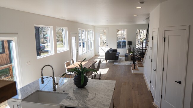 Building Photo - Hollywood Luxury Living