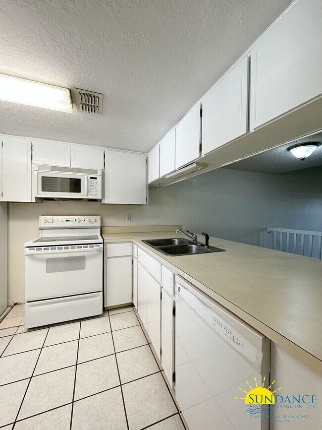Building Photo - Nice 2 Bedroom Townhouse Close to Both Bases