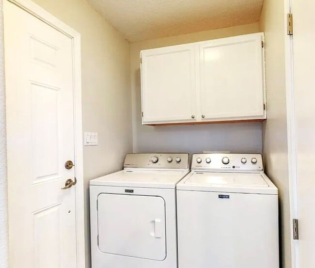 Building Photo - Spacious Remodeled Los Alamos Home