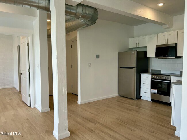 Building Photo - 155 River St
