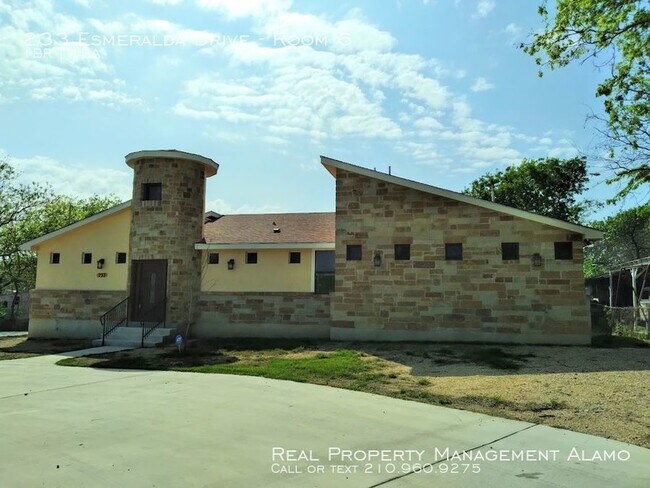 Foto del edificio - 233 Esmeralda Dr