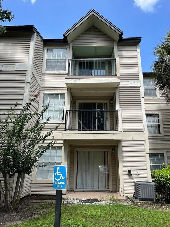 Building Photo - 1948 Lake Atriums Cir