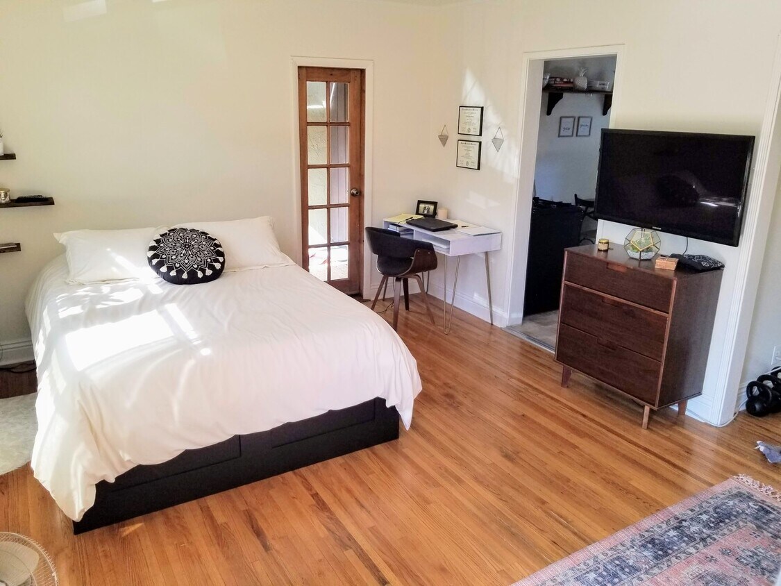 Foto principal - 10987 Culver Blvd