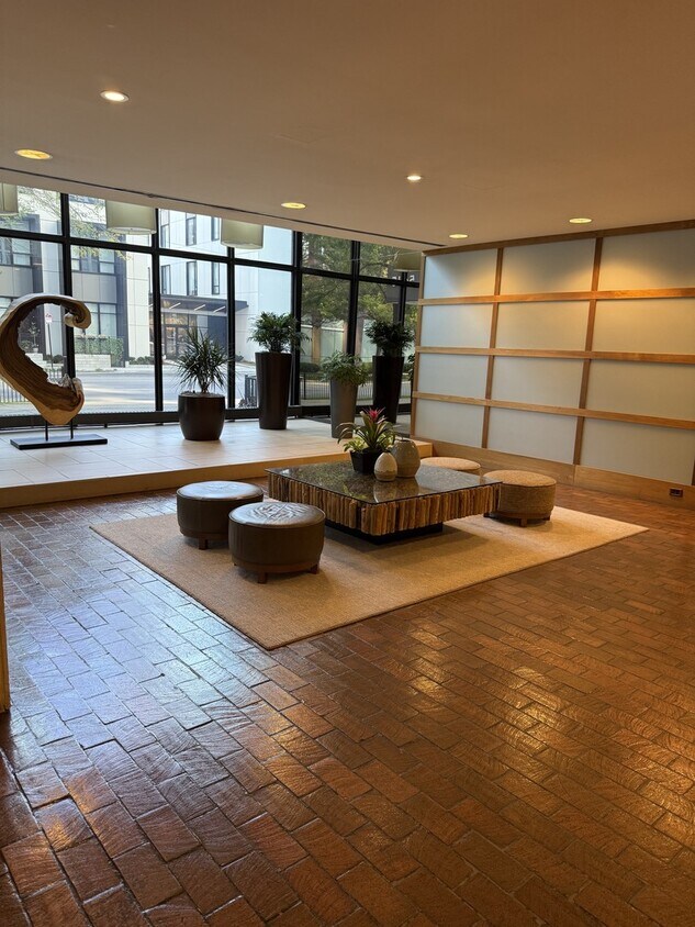 Foto principal - 5445 N Sheridan Rd