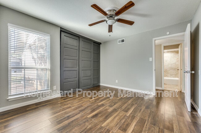 Foto del edificio - 2211 Heritage Cir