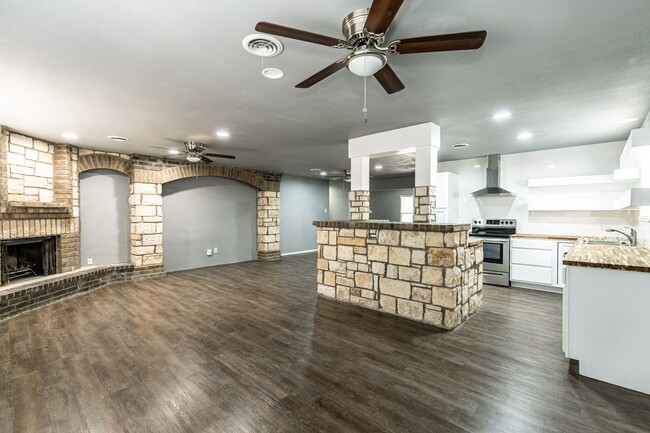 Building Photo - Remodeled and spacious 3 bedroom