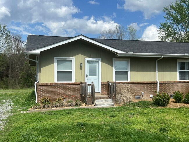 Foto del edificio - Available Now! 2 BR 1 Bath Duplex - Minute...