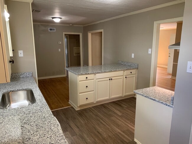 Building Photo - 1640 S Perkins Rd