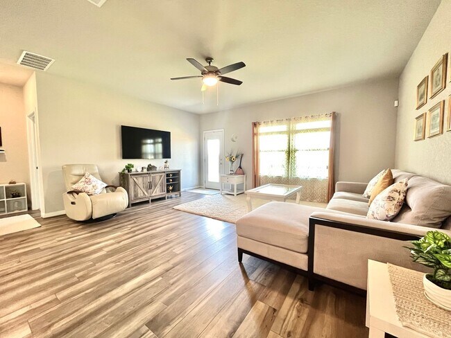 Building Photo - 4 Bedroom/2.5 Bath  Legendary Trails Subdi...