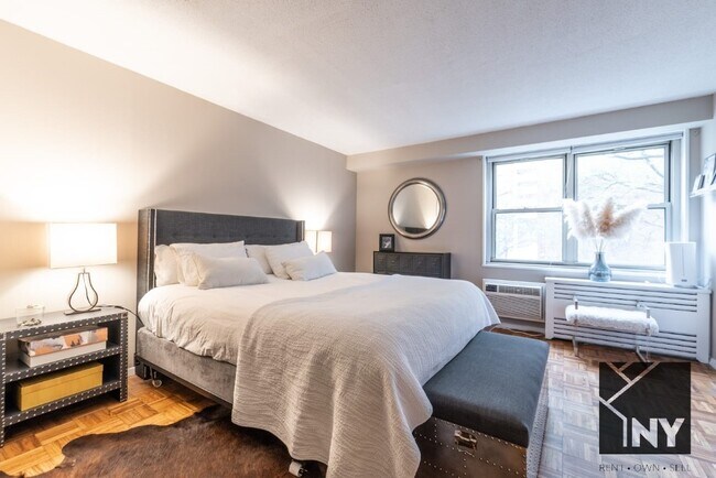 Building Photo - Urban Elegance: Chic Tribeca Apartments Em...