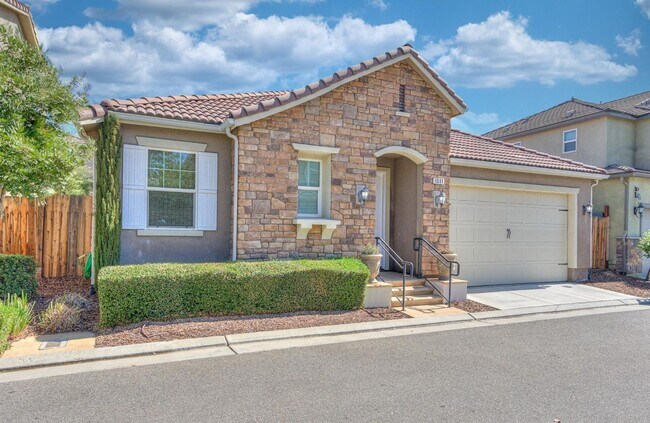 Foto del edificio - Spacious 3-Bedroom Home with a Backyard in Harlan Ranch Community!