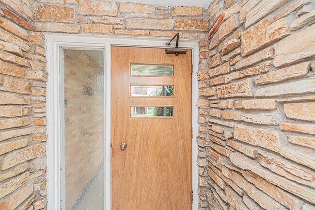 Building Photo - 1044 Willson Dr