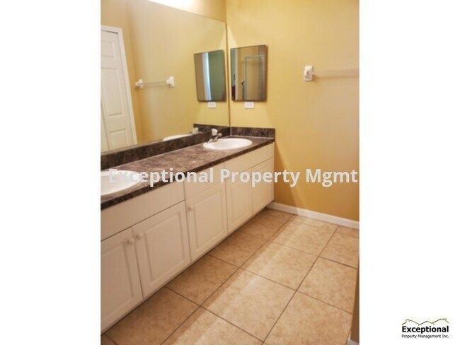 Building Photo - Large 4 Bedroom Home- Fresh Water Canal!