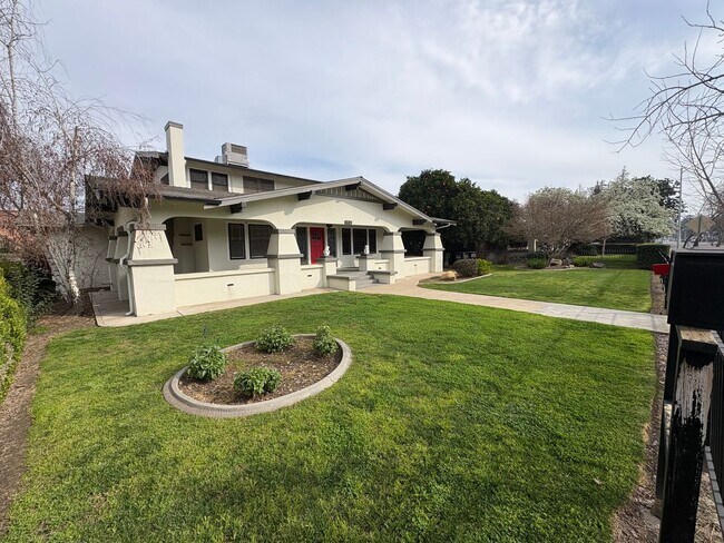 Foto del edificio - Classic vintage home walking distance to downtown Visalia!