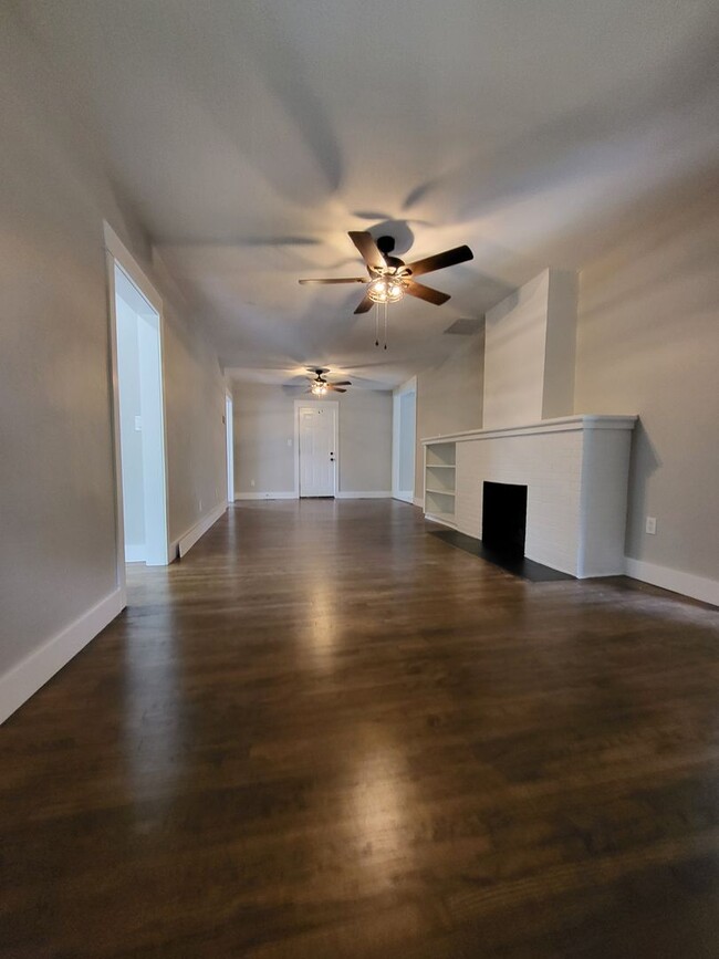 Building Photo - (3) Bed/(2) Bath Close to Campus Avail NOW...