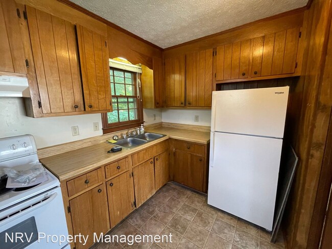 Building Photo - 2 br, 1 bath House - 108 Bolling St. Apt C