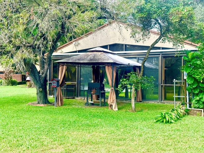 Foto del edificio - 22303 Misty Woods Way