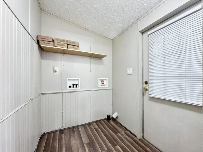 Foto del edificio - 223 Ajax Dr NW