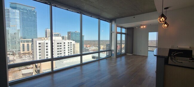 Foto del edificio - Corner unit 1 bed 1 bath Condo at Metropol...
