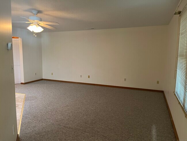 Foto del edificio - 65 Shelton Ave