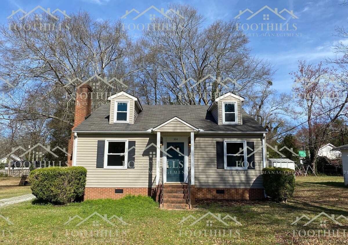 Primary Photo - Charming 3BR/1BA Haven with Fireplace, New...